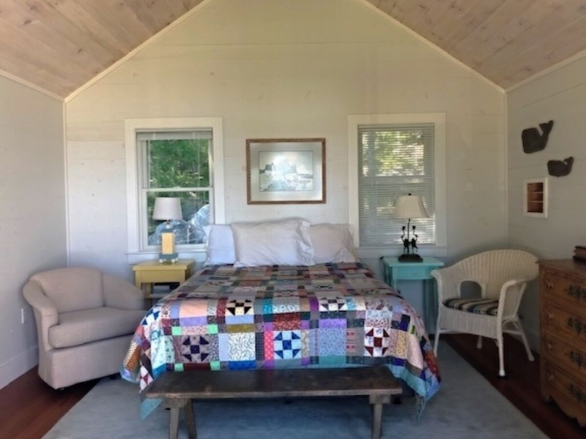 Charming “Guest Room Plus” in Oceanfront Cottage