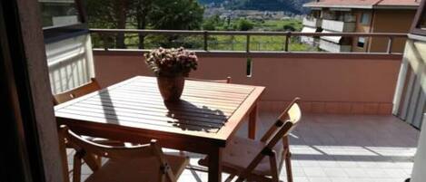 Balcone cucina, vista sul Castello di Arco