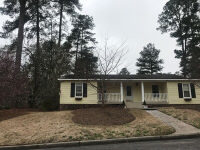 4 bedrooms , beautiful, clean, convenient to everything, fort Jackson sleeps 10