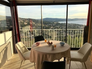 Vue panoramique pour déjeuner, diner, lire, se reposer, regarder la télé ...