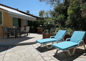 Terrasse et jardin pour déjeuner, lire, faire la sieste ...