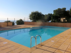 La piscine, vue mer, calme et très bien entretenue