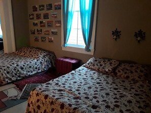 The middle room, showing two queens.
