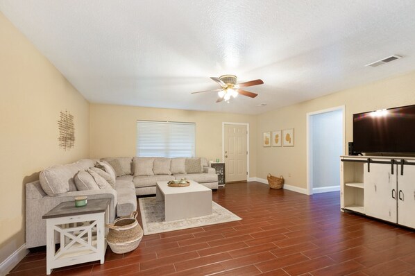 Spacious Living Room w/ AMAZING couch