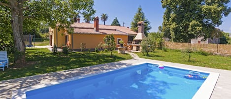 Private green garden, private pool and only 9 kn from the beach