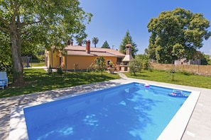 Private green garden, private pool and only 9 kn from the beach