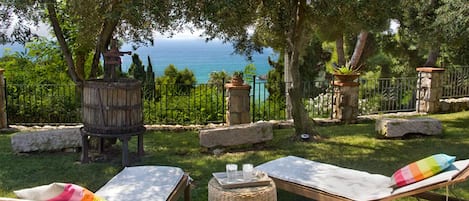 giardino con vista mare