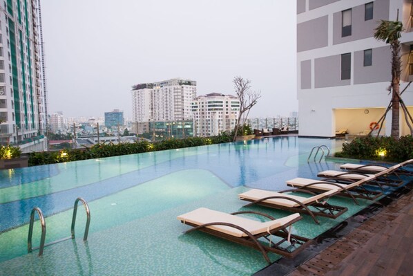 Infinity pool