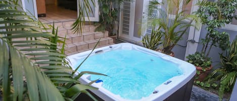 Jacuzzi hot tub, Private Interior Patio & BBQ