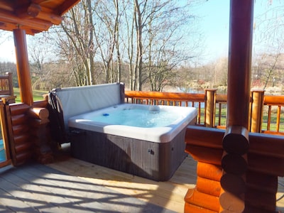 Grandview log cabin with lakeside view &Hot tub.