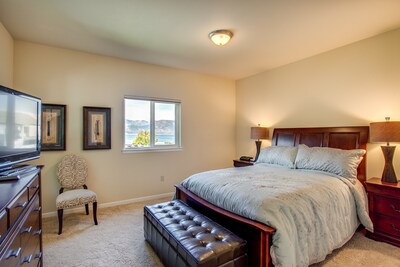 Townhouse at Peterson's Waterfront Resort. Pool/Hot Tub/Boating/Walk to Downtown