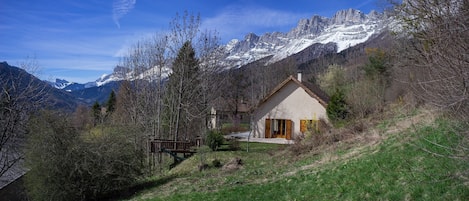 La maison devant le Mt Aiguille, et les "pas vers les hauts plateaux.