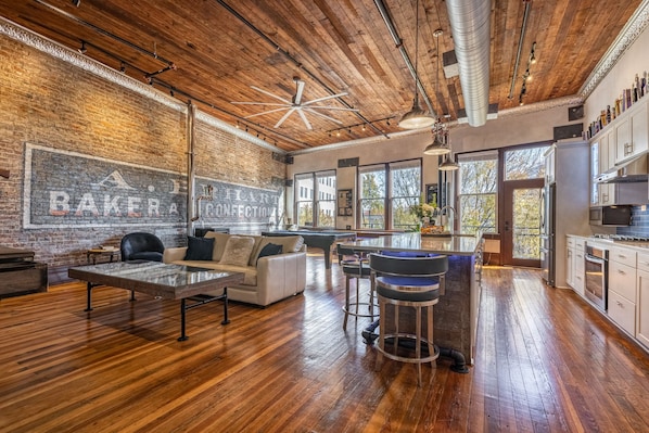 Capone's VIP :) Hottest Downtown Rental!