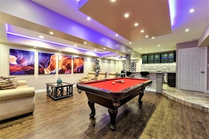 CAVE-Pool & poker tables, wet bar, theater seating,  LED lights, Q Sleeper Sofa