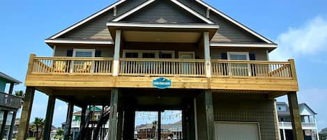 Front facing street and beach.