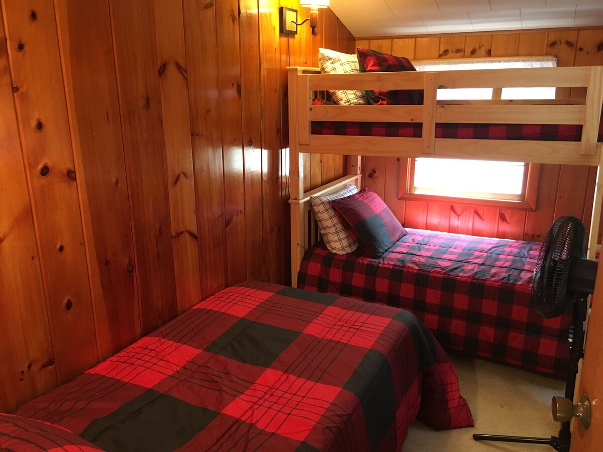 Lake Winnipesaukee, Little Bear Island Cottage w/shared Dock, BOAT REQUIRED