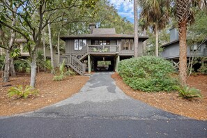 Cottage with underneath parking!