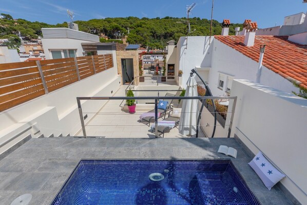 Outdoor spa tub