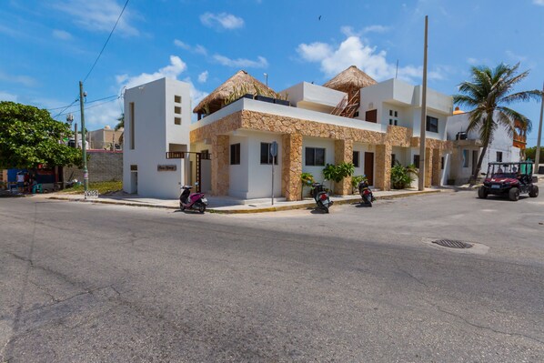 Welcome to Casa Mango (corner view)