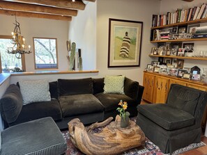 Sitting area between kitchen and dining