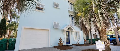 Freshly painted, luxury, 3-story beach house. Park up to 3 vehicles.