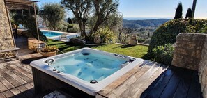 Outdoor spa tub