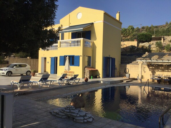 Lovely view of Villa Helios & private pool in the morning sun 