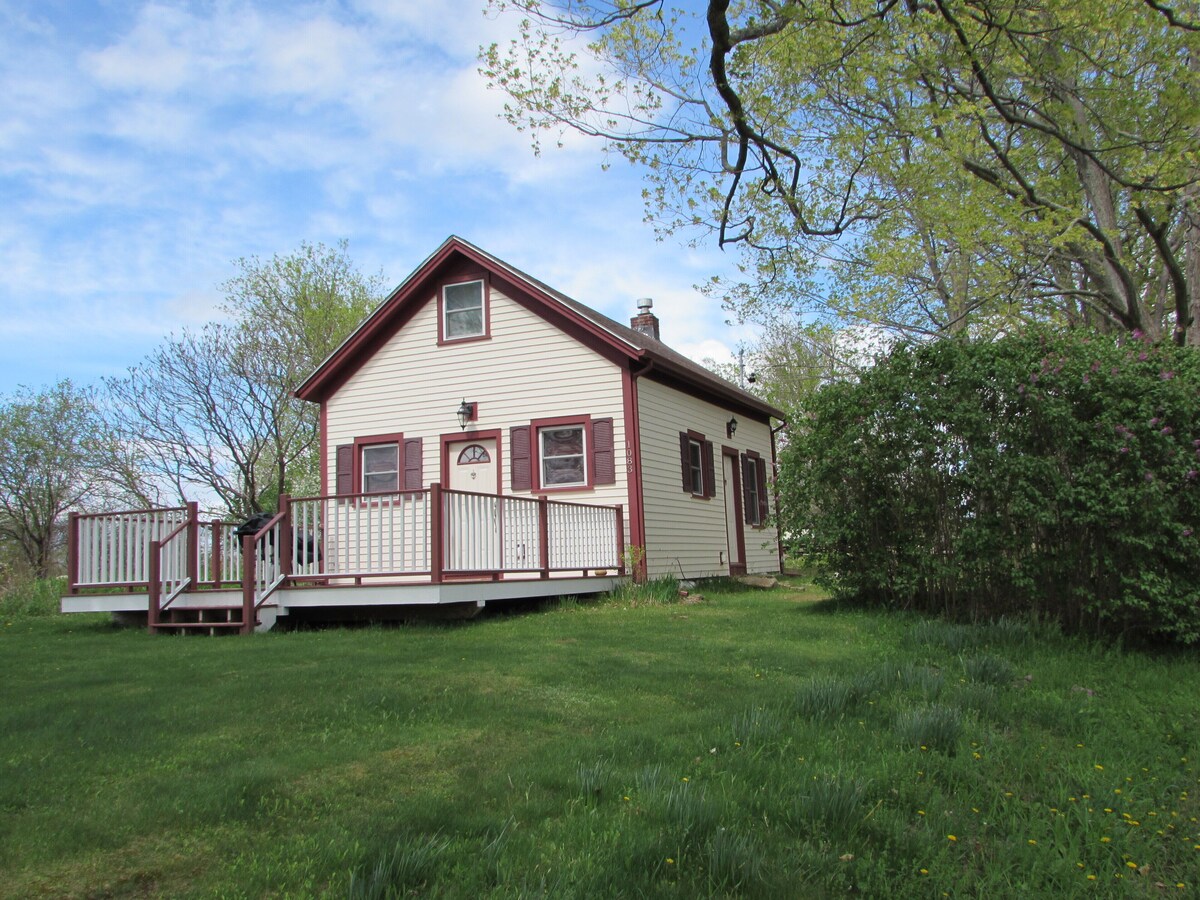 Little Red Hen is an old school house from the 1900 hundred.