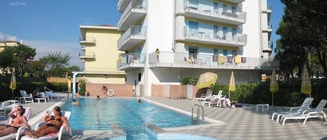 Bali in Jesolo Blick zum Haus vom Pool aus