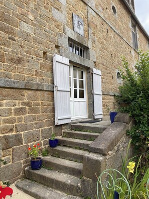 Accès indépendant par la porte centrale du Logis.