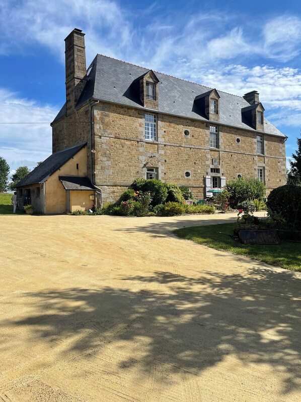 La chambre Charlène se trouve au rez de chaussée du Logis du XVIIe siècle.
