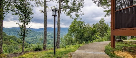 Pigeon Forge Cabin "Pleasant View" - Mountain views