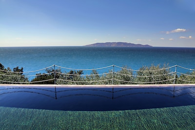Impresionante villa frente al mar con piscina infinita y acceso al club de playa privado