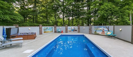 Heated pool (no extra charge) and hot tub
