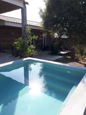 la piscine et les 2 terrasses