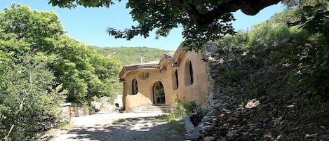 Entrée Maison de Hobbit, terrasse privée