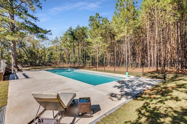 My wife and I wanted a nice place for a private swim and it delivers. A wonderful day of dipping and enjoying the deck chairs. The pool goes deep too. The hosts are super responsive and positive. We were only two people. But I could imagine a family or a few friends really enjoying this place. Super solid wood dining table and bench. Plus we had a flight the next day. The location being close ...