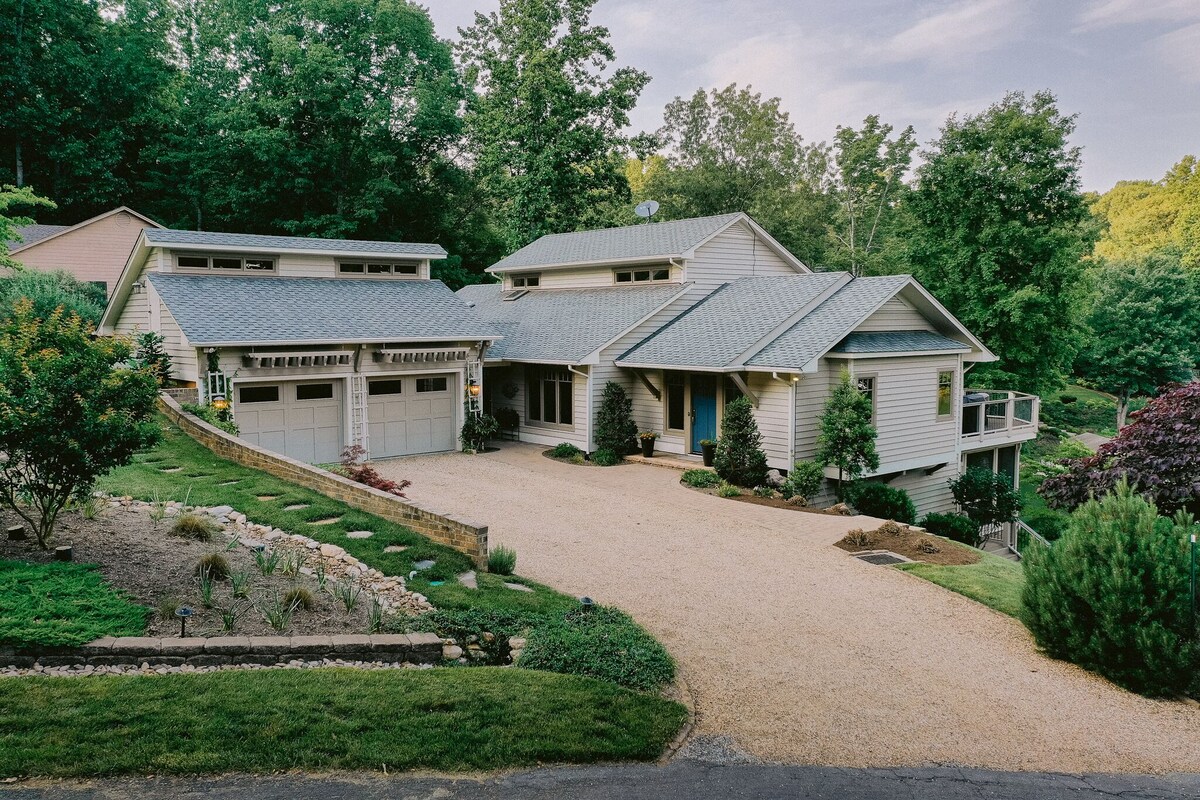 Stylish lake-front rental, close to city center with lake toys