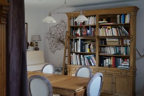 Salle de séjour/coin salle à manger, lecture, piano