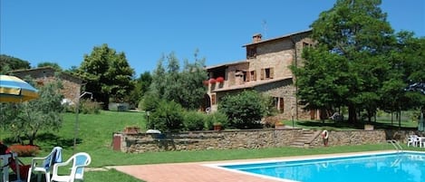 View of the whole farmhouse, with the garden and the pool