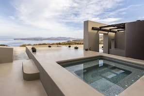Private spa tub