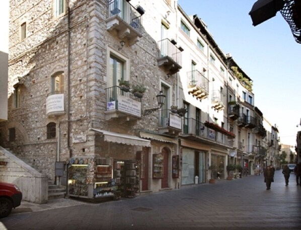 Building where is located the apartment just in the shopping center of Taormina