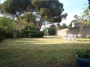 jardin arrière, entièrement clos de murs de pierre, 1000 m2 pour jouer, déjeuner