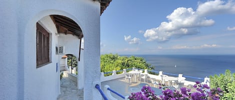 Villa VIOLA :- Accesso alla Terrazza super panoramica dalla veranda.