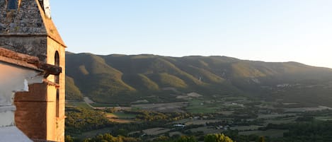 Vue terrasse sur le massif du Luberon.