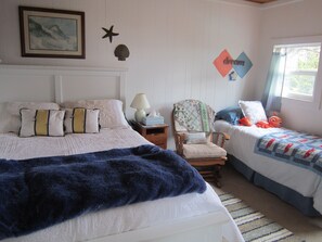 Queen bed and twin in this room.
