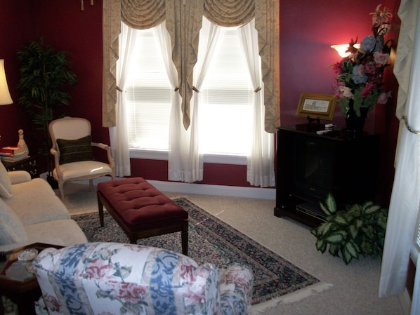 Cozy, romantic. Overlooks gardens, walking distance to downtown Lebanon.  