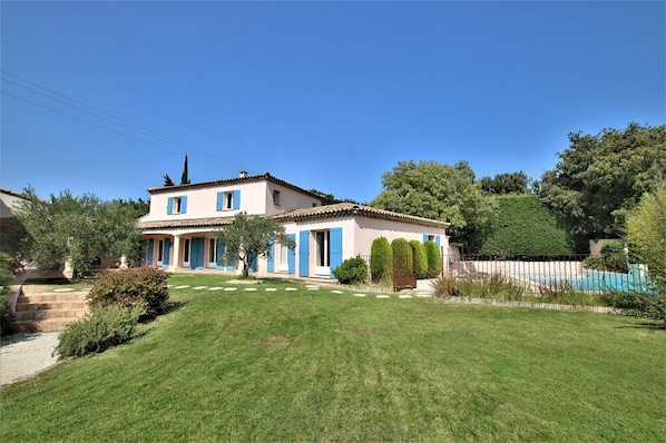 La propriété et la piscine, depuis le jardin