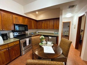 Kitchen area (half-sized fridge)