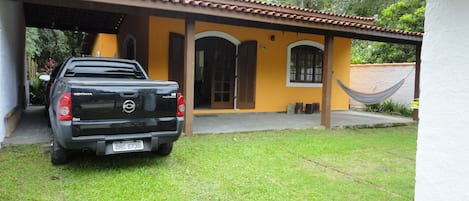 Jardim, garagem e varanda frontal